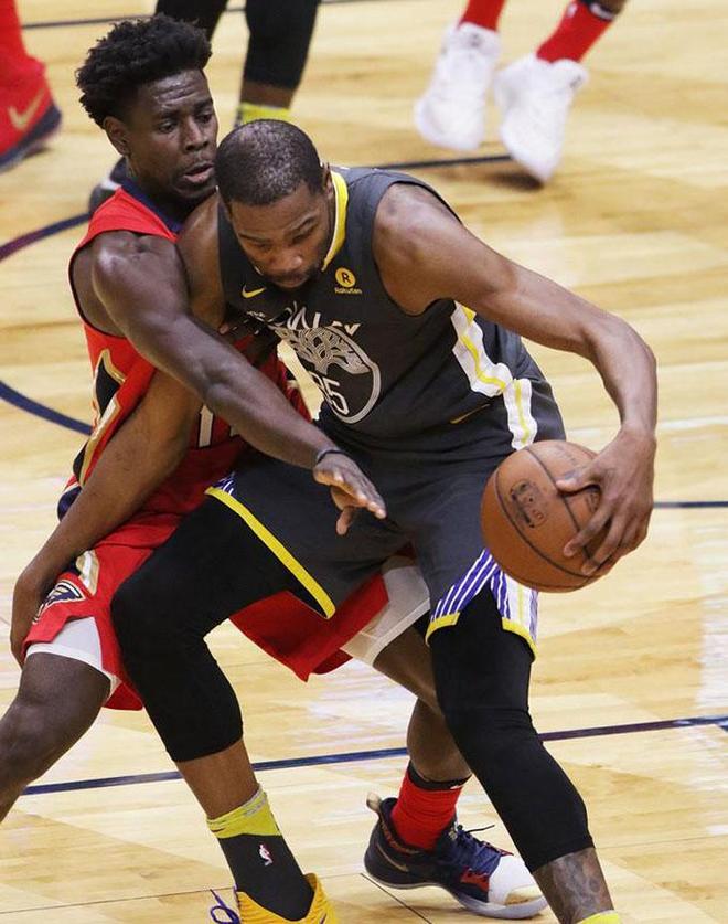 字母哥冲进步行者更衣室要球 字母哥冲进步行者更衣室要球