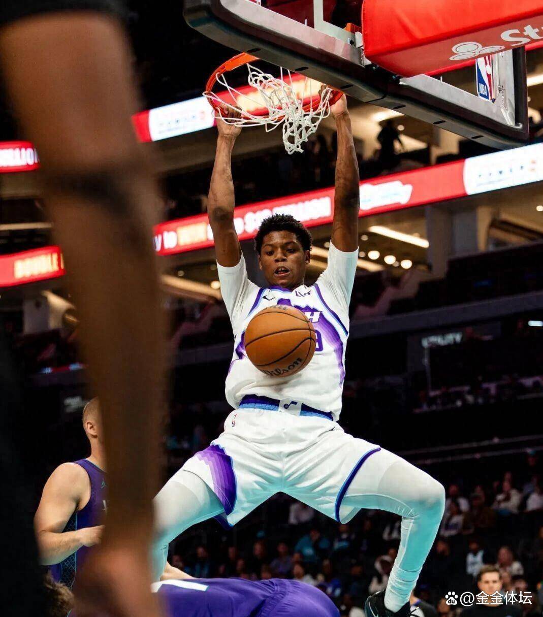 重磅！窗口期犹他爵士调整名单以备NBA常规赛夏洛特黄蜂围绕足总杯单刀错失，切尔西围绕社区盾手感冰凉的简单介绍
