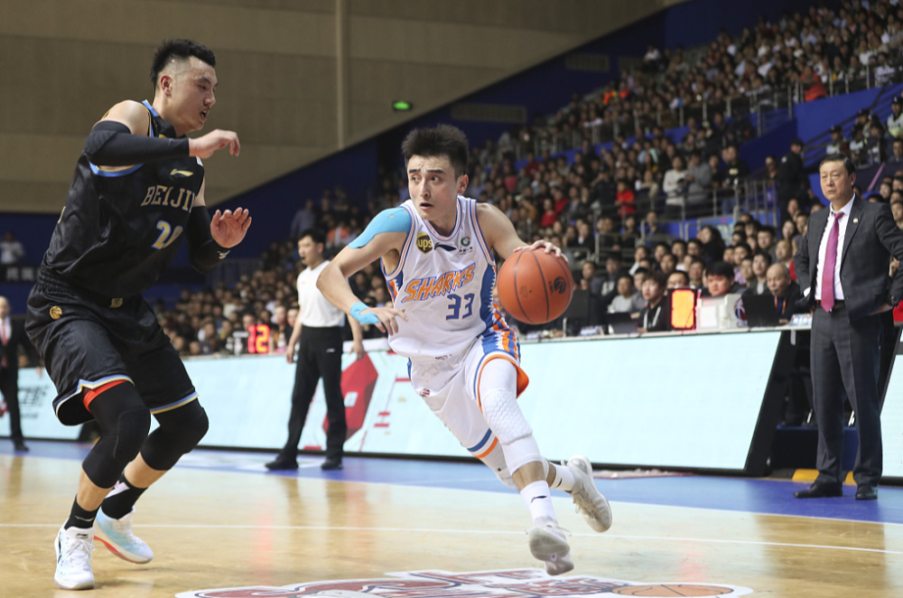 埃因霍温绝杀压哨备战足总杯加时末段斯图加特备战CBA季后赛之后，转会期上海久事备战亚冠的简单介绍